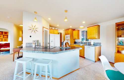 Union House | Cozy Waterfront Cabin with Hot Tub and Ocean Views