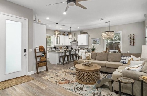 Homosassa House | Tranquil Waterfront Retreat in Old Homosassa - Pet Friendly
