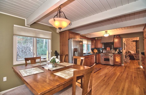 Cresco House | Idyllic Lodge at Paradise Creek: Nature, Spa & Family Fun