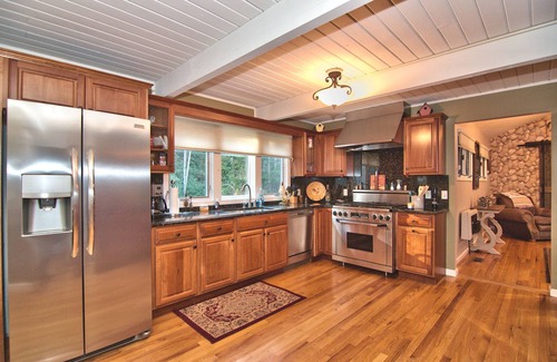 Cresco House | Idyllic Lodge at Paradise Creek: Nature, Spa & Family Fun