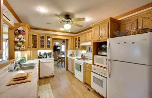 Killen House | Idyllic Waterfront Home Near Wilson Lake with Spa & Breakfast
