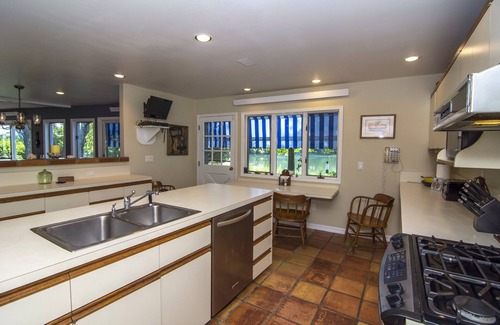 Shelter Island Heights House | Waterfront Retreat on Shelter Island with Pool & Spa Access