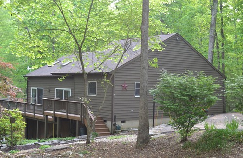 Mineral House | Tranquil Waterfront Retreat with Kayaks, Hot Tub & Pet Friendly