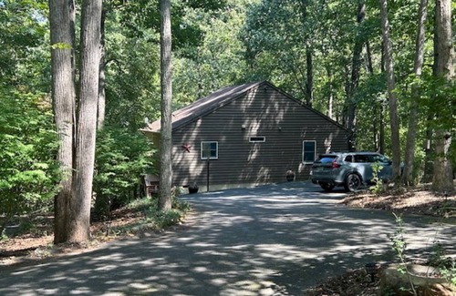 Mineral House | Tranquil Waterfront Retreat with Kayaks, Hot Tub & Pet Friendly