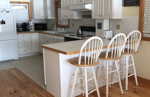 Westhampton House | Idyllic Waterfront Home on Pine Island Lake - 10/10 Rated
