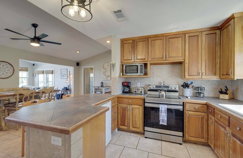 Granbury House | Lakefront Retreat at Granbury Cove with Spa & Breakfast