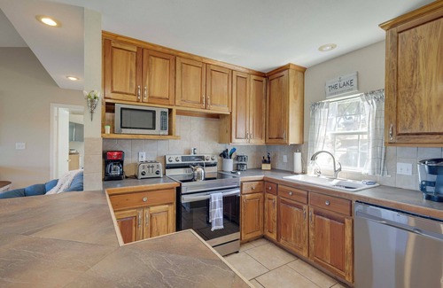 Granbury House | Lakefront Retreat at Granbury Cove with Spa & Breakfast