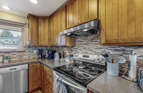 Richland House | Serene Columbia River Waterfront Home with Pool & Spa
