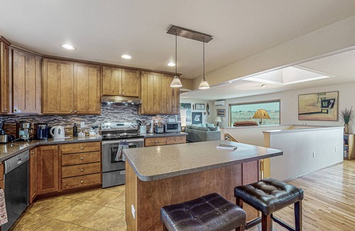 Richland House | Serene Columbia River Waterfront Home with Pool & Spa