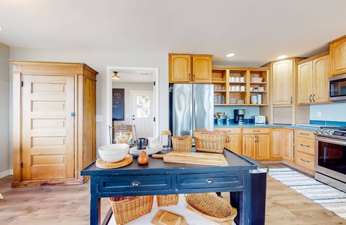 Shelton House | Seaside Retreat with Private Beach, Kayaks & Firepit