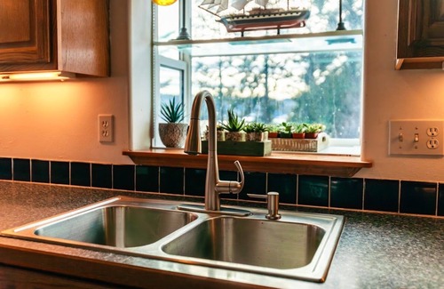 Bayview House | Guest Rated 10/10: Family Haven with Lake Views in Bayview