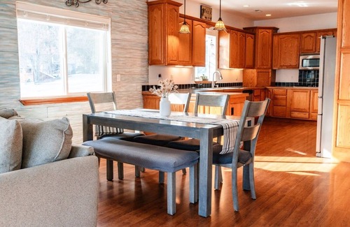 Bayview House | Guest Rated 10/10: Family Haven with Lake Views in Bayview
