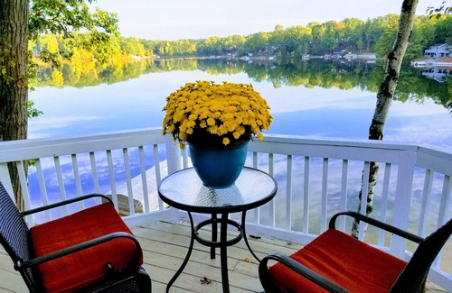 Farwell House | Picturesque Waterfront Retreat with Panoramic Lake Views