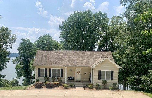 Cadiz House | Premier Waterfront Home with Dock on Lake Barkley