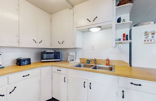 Coos Bay House | Panoramic Bay Views & Beach Access at Waterfront Retreat