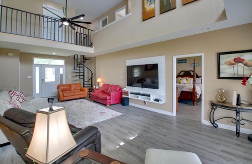 Mid America House | Cozy Waterfront Hot Springs Home Near National Park