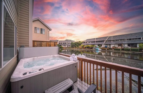 Lincoln City House | Beachside Retreat: Family-Friendly with Hot Tub & Fire Pit