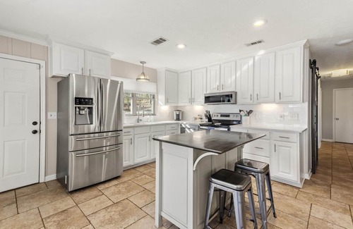 Dadeville House | Lakefront Guest House on Lake Martin with Pool & Breakfast