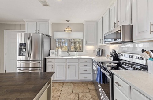 Dadeville House | Lakefront Guest House on Lake Martin with Pool & Breakfast