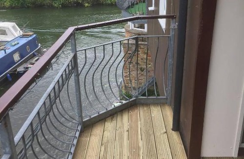 St Neots House | Idyllic Waterfront House in St Neots with Family-Friendly Amenities