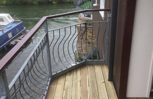 St Neots House | Idyllic Waterfront House in St Neots with Family-Friendly Amenities