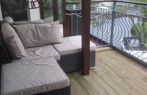 St Neots House | Idyllic Waterfront House in St Neots with Family-Friendly Amenities