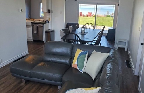 Pointe aux Roches House | Scenic Waterfront House by the Golf Course with Pool