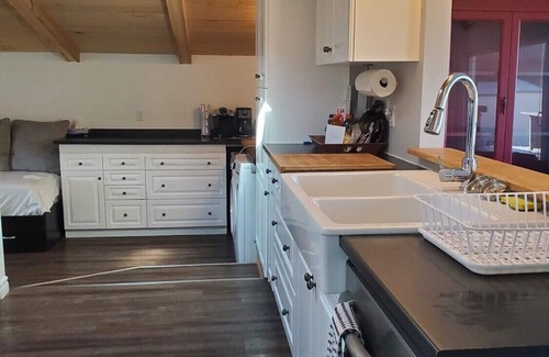 Pointe aux Roches House | Scenic Waterfront House by the Golf Course with Pool
