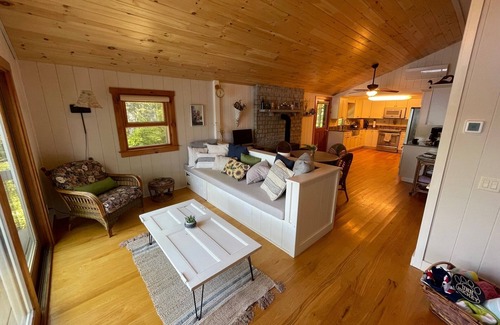 Fitzwilliam House | Scenic Waterfront House on Private Lake with Amazing Sunsets