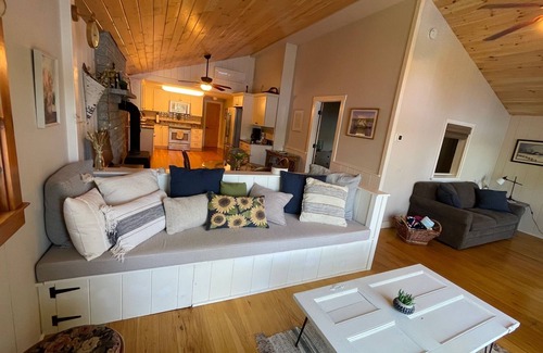 Fitzwilliam House | Scenic Waterfront House on Private Lake with Amazing Sunsets