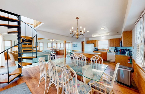 Brigands' Bay House | Oceanfront Retreat with Hot Tub, Pool & Amazing Views