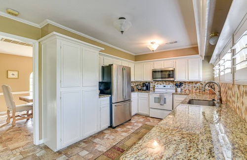 Nassau Bay House | Lake View Houston Retreat: Steps from Space Center!