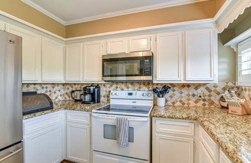 Nassau Bay House | Lake View Houston Retreat: Steps from Space Center!