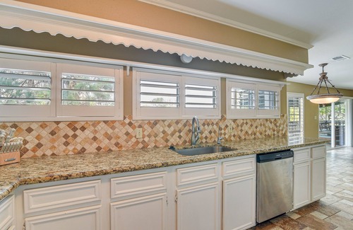 Nassau Bay House | Lake View Houston Retreat: Steps from Space Center!
