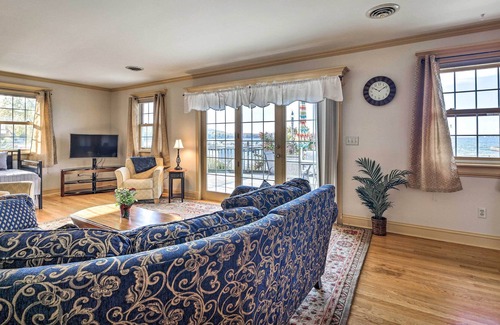 St. Albans House | Premium Waterfront Retreat on Lake Champlain with Fire Pit