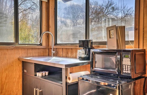 New Braunfels Apartment | Cozy Lake Dunlap Studio Cabin with Dock & Spa Amenities