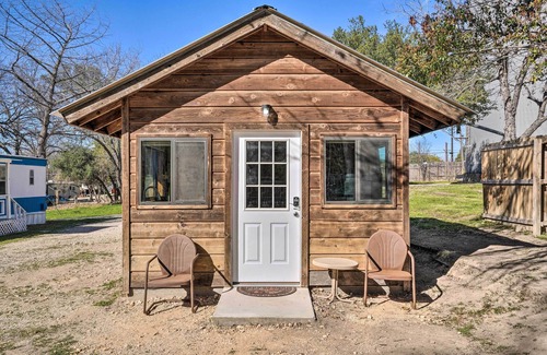 New Braunfels Apartment | Cozy Lake Dunlap Studio Cabin with Dock & Spa Amenities