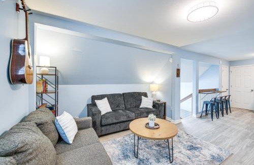 Royal House | Idyllic Lake Hamilton Vacation Home with Dock & Family-Friendly