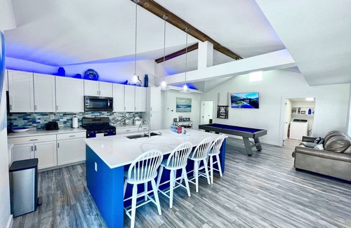 Mid America House | Prime Waterfront Lake House with Pool and Spa on Lake Hamilton