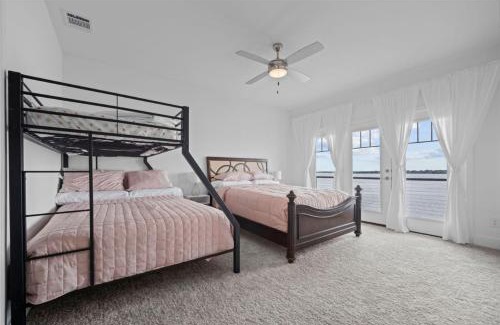 Rowlett House | Waterfront Lake House in Rowlett with Hot Tub & Pet Friendly