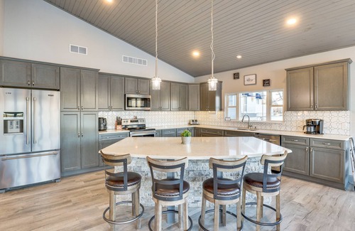 Roach House | Elegant Waterfront Home at Lake of the Ozarks with Dock