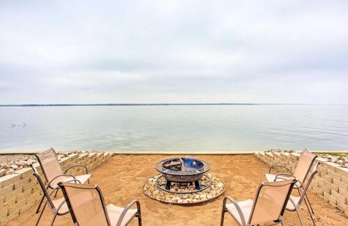 Quinlan House | Charming Waterfront Retreat at Lake Tawakoni with Fire Pit