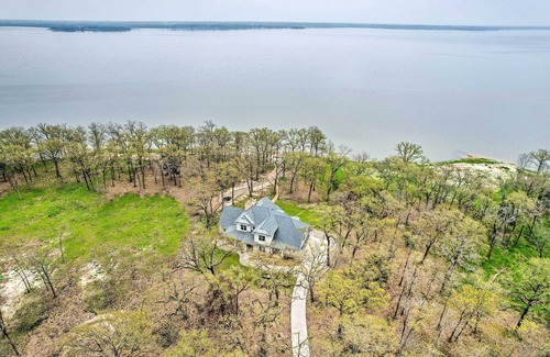 Quinlan Cottage | Scenic Waterfront Home at Lake Tawakoni with Fire Pit