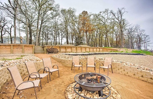 Quinlan Cottage | Scenic Waterfront Home at Lake Tawakoni with Fire Pit
