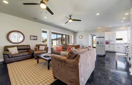 Granite Shoals House | Waterfront Lake House with Boat Lift and Dock on Lake LBJ