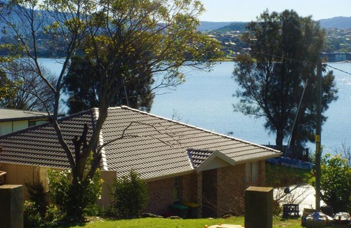 Primbee House | Idyllic Waterfront Lakeside Cottage in Primbee - Family Friendly