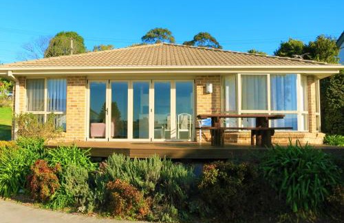 Primbee House | Idyllic Waterfront Lakeside Cottage in Primbee - Family Friendly