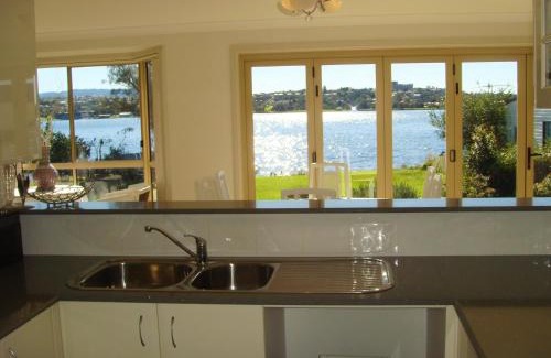 Primbee House | Idyllic Waterfront Lakeside Cottage in Primbee - Family Friendly
