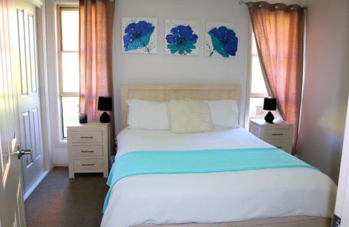 Primbee House | Idyllic Waterfront Lakeside Cottage in Primbee - Family Friendly