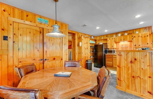 Eucha Cabin | Grand Lake Waterfront Retreat with Boat Dock & Pool Access